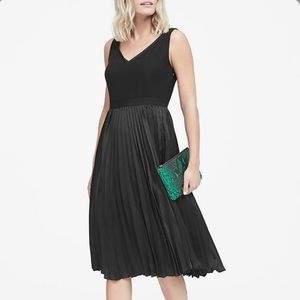 Banana Republic Pleated Fit & Flare MIDI Dress 6